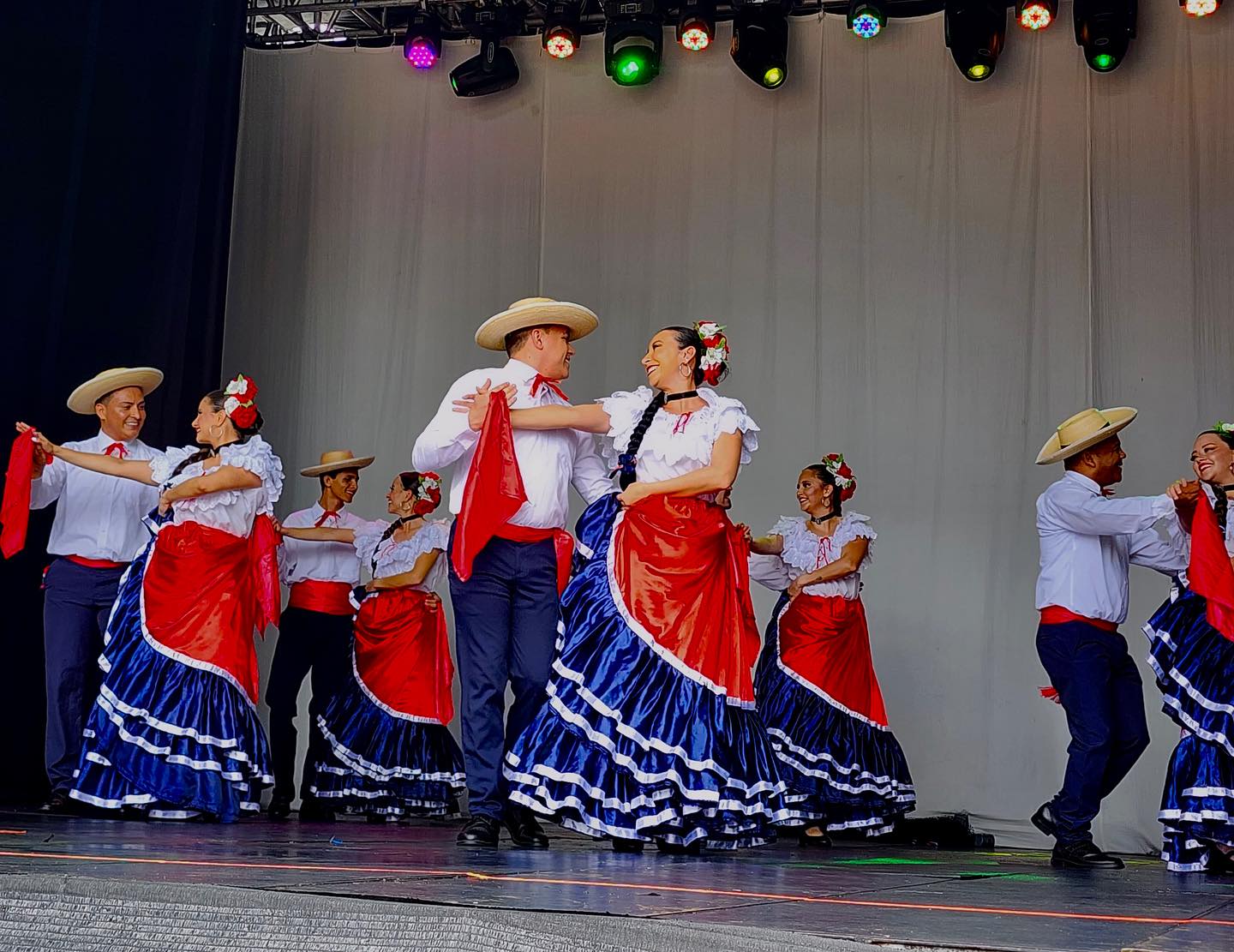 Grupo bailarines participando en comunidades 