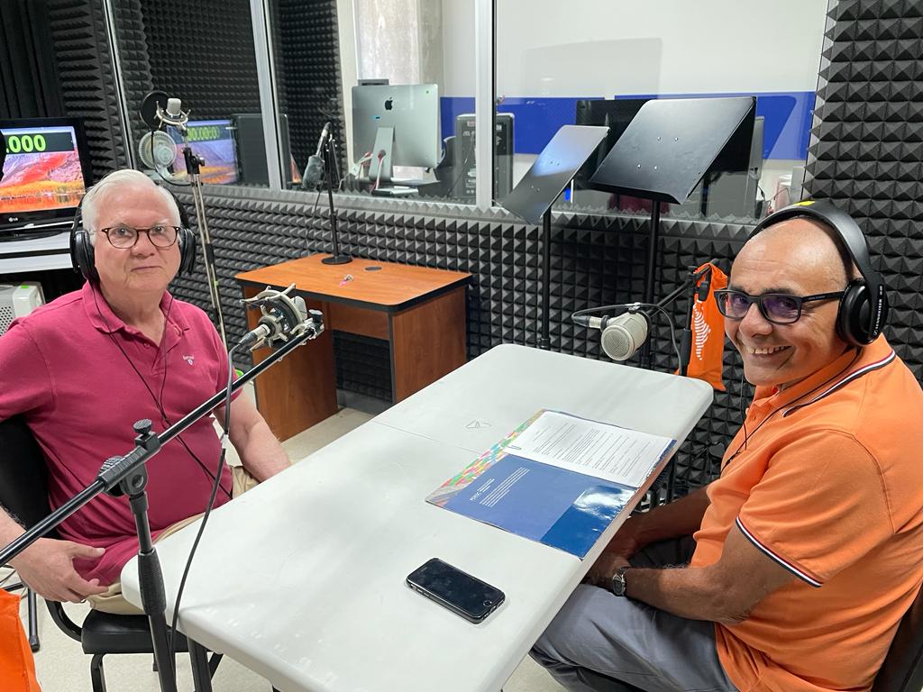 img-noticia-Victor Acuña Ortega y Héctor Lindo Fuentes grabando un programa en el laboratorio de Betalab de la UCR. 25 de abril del 2023. 