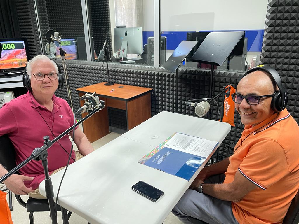 Victor Acuña Ortega y Héctor Lindo Fuentes grabando un programa en el laboratorio de Betalab de la UCR. 25 de abril del 2023. 