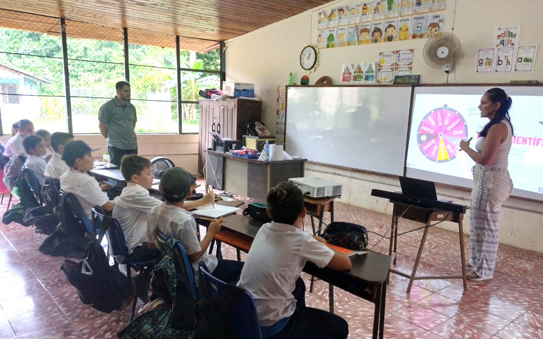 img-noticia- El juego es uno de los métodos usados para el acercamiento de los niños y niñas a la ciencia. Fotografía cortesía del proyecto EC-575.