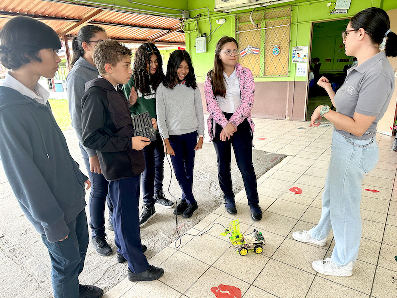 Fiorela Segura Vargas, quien cursa la carrera de Ingeniería Eléctrica en la UCR, es parte del equipo de un proyecto de Acción Social que promueve las vocaciones por las ingenierías entre estudiantes de primaria.  En la imagen aparecen un grupo de escolares de la Escuela Cedros, en Montes de Oca, San José.  Foto Eduardo Muñoz-S