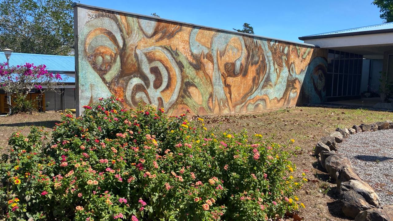 Mural de Poemas Gráficos embellece espacios públicos de la Sede de Occidente de la UCR.  Foto Alfredo Villalobos.