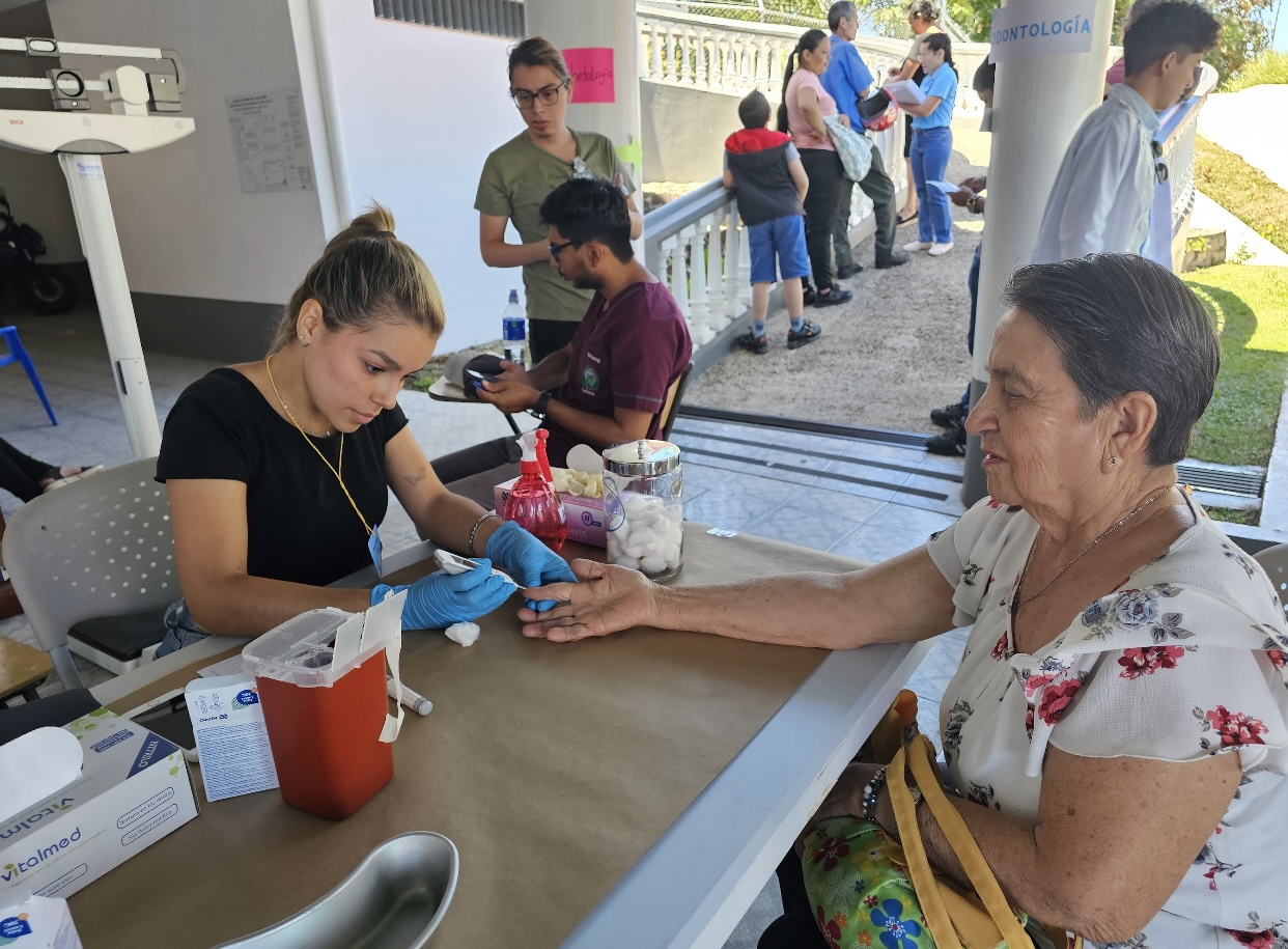 Vecinas y vecinos de la comunidad de San Vito de Coto Brus, aprovecharon la feria para realizarse exámenes como la glicemia (azúcar en la sangre). Foto por: Hilda Carvajal Miranda.