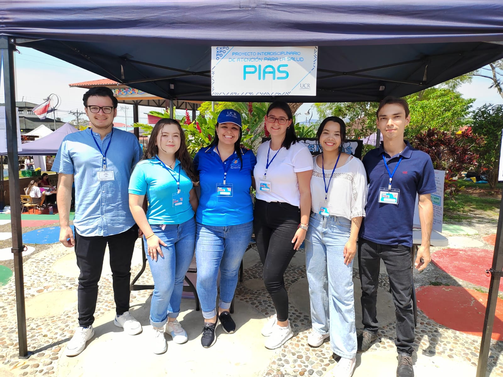 Foto de estudiantes y coordinadora en una de las actividades del TCU.