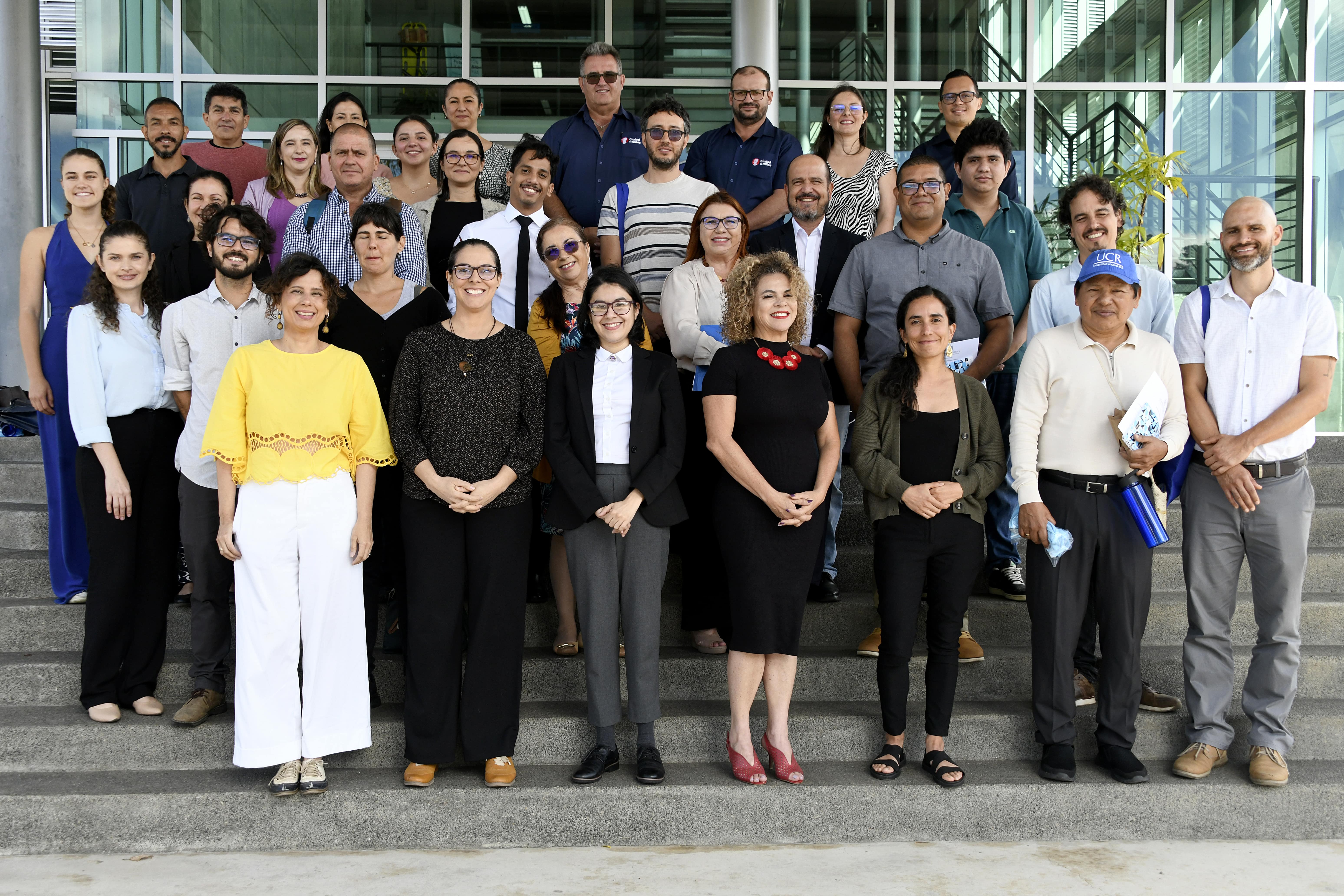 Foto de todas las personas participantes del acto de reconocimiento a los proyectos ganadores de los fondos concursables.