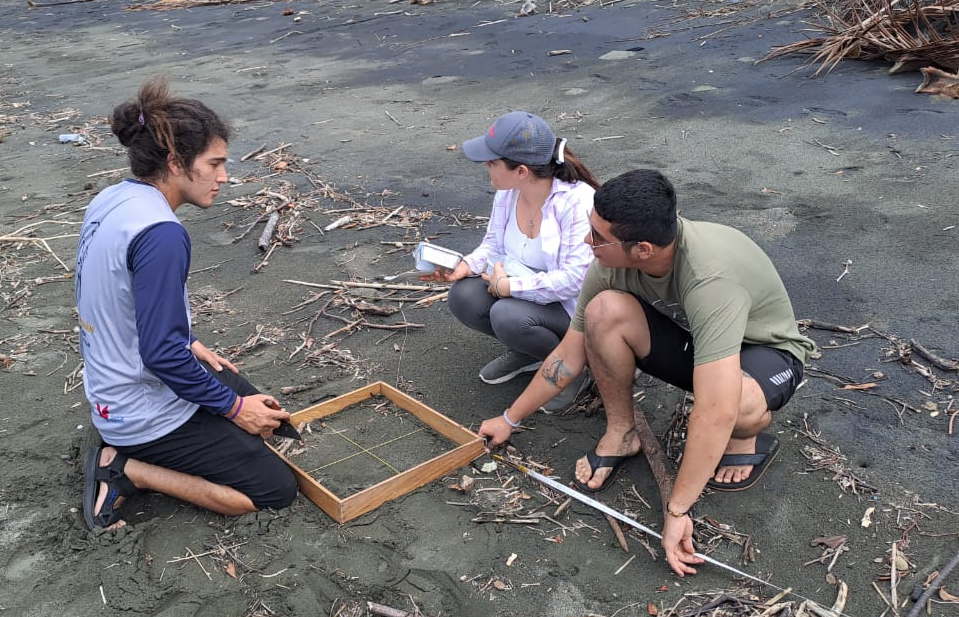 En Playa Zancudo, estudiantes del TCU realizan monitoreo de microplásticos. Foto cortesía del TC-770.