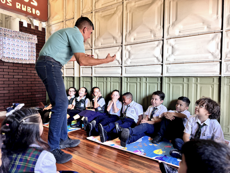 El Rincón de Cuentos Carlos Rubio, de la Escuela Buenaventura Corrales, es uno de los cinco que cada día abren sus puertas a centenares de niños y niñas para explorar el maravilloso mundo de la lectura, estimular su creatividad y mejorar sus competencias en lectoescritura, expresión oral y producción artística.  En la foto aparece el profesor Carlos Rubio con un grupo de escolares de tercer grado.  Foto Eduardo Muñoz.