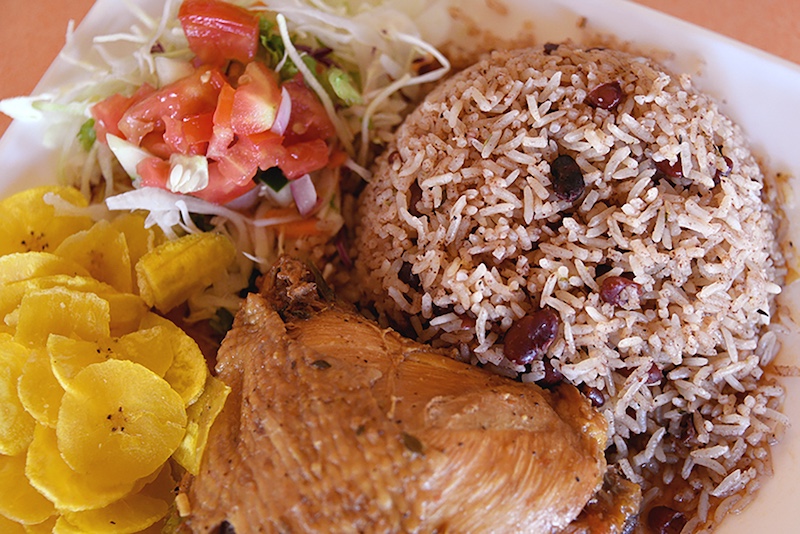 La creciente urbanización, la desaparición de los patios donde crecían alimentos silvestres y los cambios en las rutinas de los hogares incide en la gastronomía tradicional.  Desde la Acción Social, la Sede del Caribe se propone revitalizar el patrimonio limonense como una manera más de fortalecer los lazos culturales de las nuevas generaciones con su herencia ancestral. El “rice and beans” es el plato caribeño más conocido de la región. Foto Laura Rodríguez