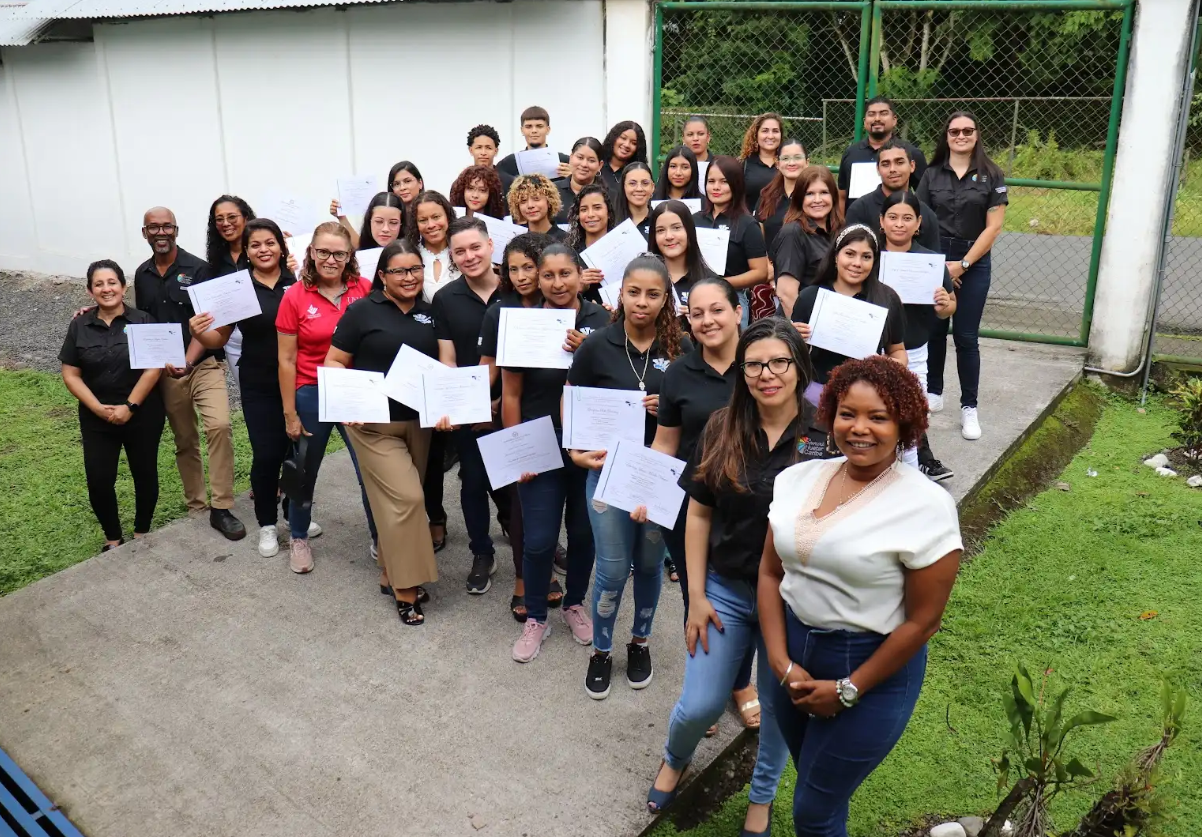 Docentes y estudiantes con sus títulos de graduación.