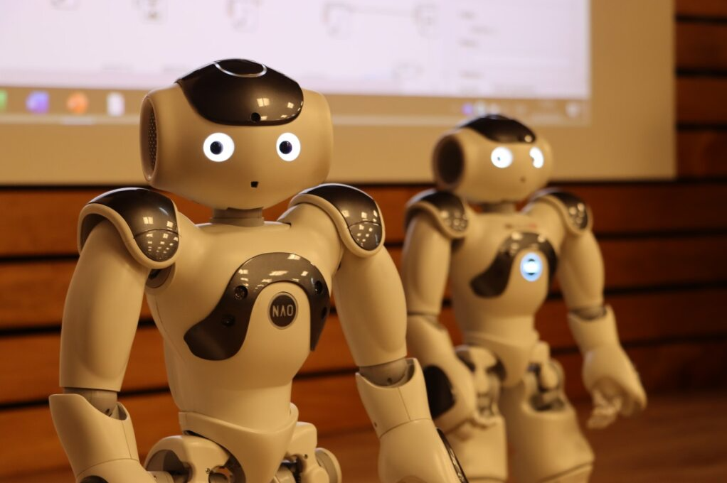 Dos de los robots de las exposiciones