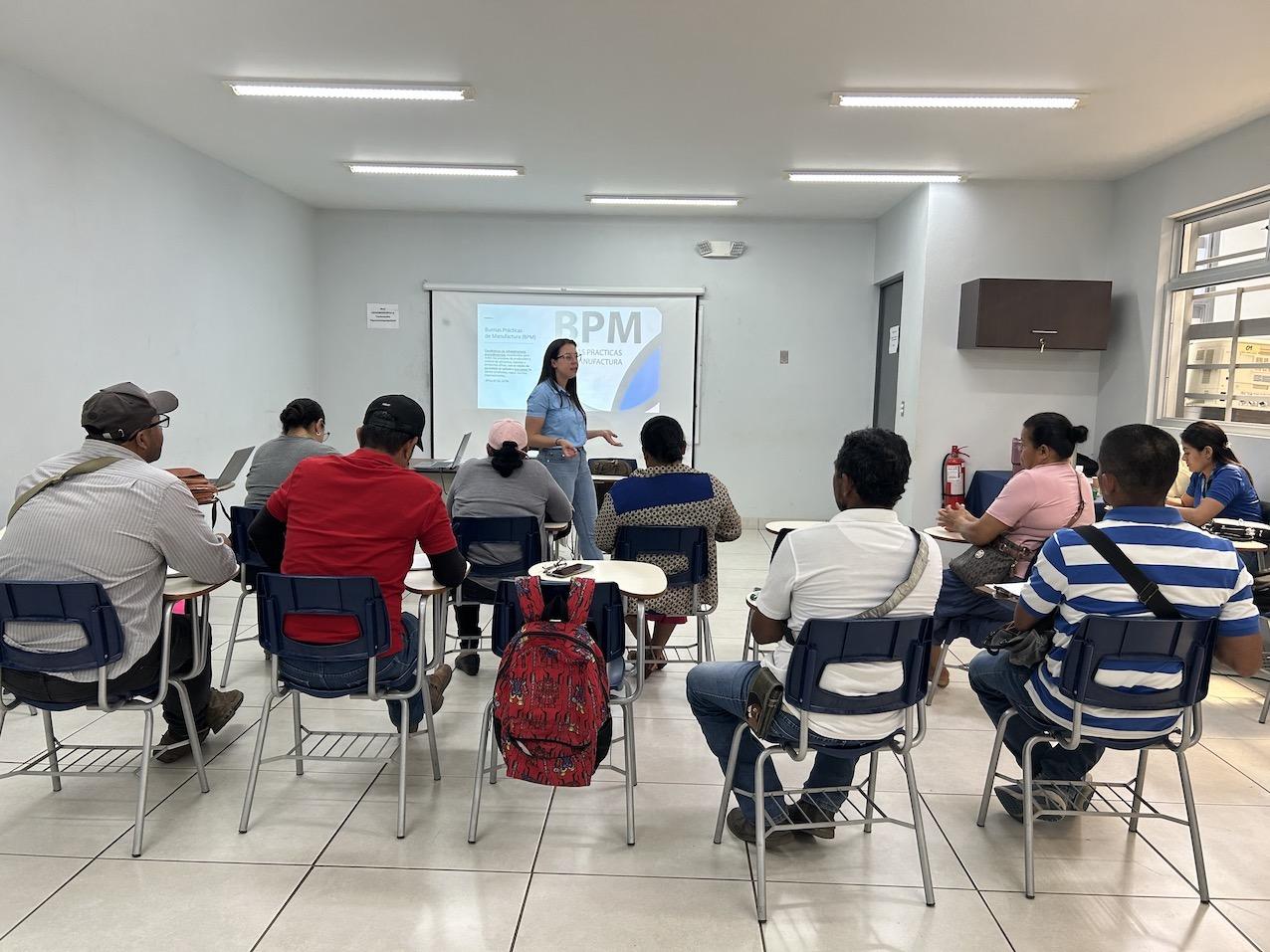 Los emprendedores del proyecto Plaza Feria de la Municipalidad de Upala, recibieron capacitación en la elaboración de bebidas naturales pasteurizadas, productos de panificación y alimentos . 